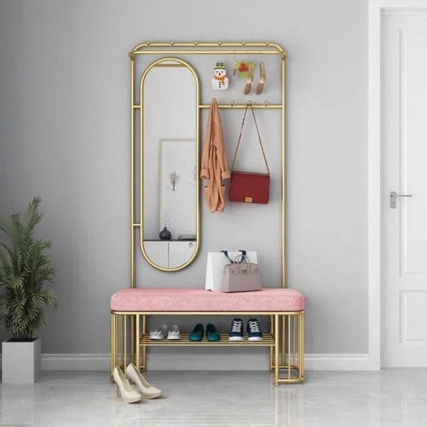 علاقه ملابس مع مقعد و مرأه