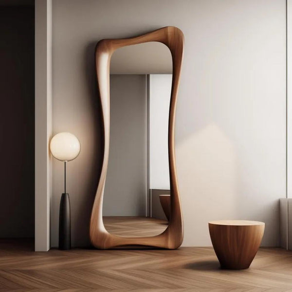 مرأه أرضيه جذابه