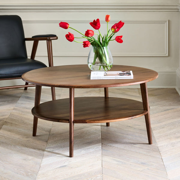 طاولة قهوة خشبية بتصميم كلاسيكي أنيق