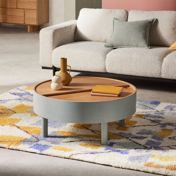 طاولة قهوة مستديرة بتصميم عصري ووظائف عملية