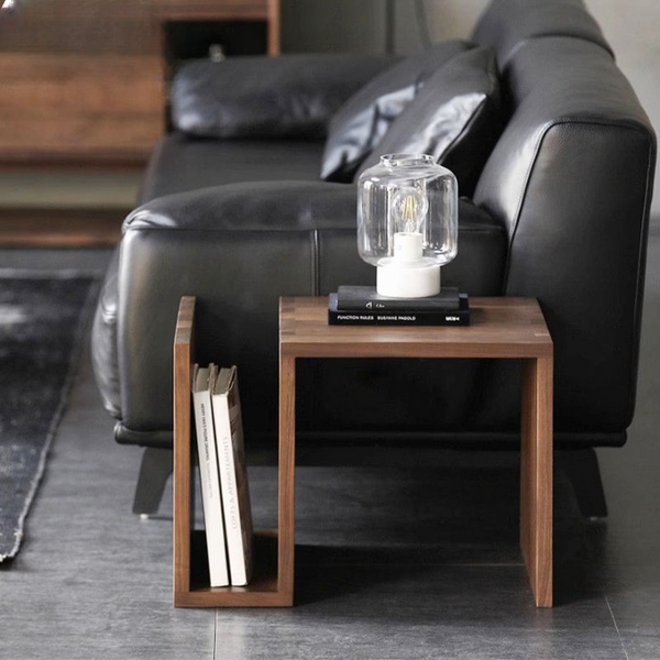 طاولة جانبية بتصميم عصري وعملي