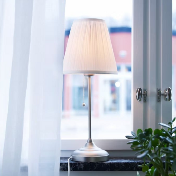 مصباح طاولة فضي