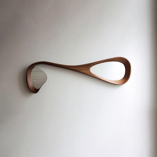 مرأه جداريه راقيه