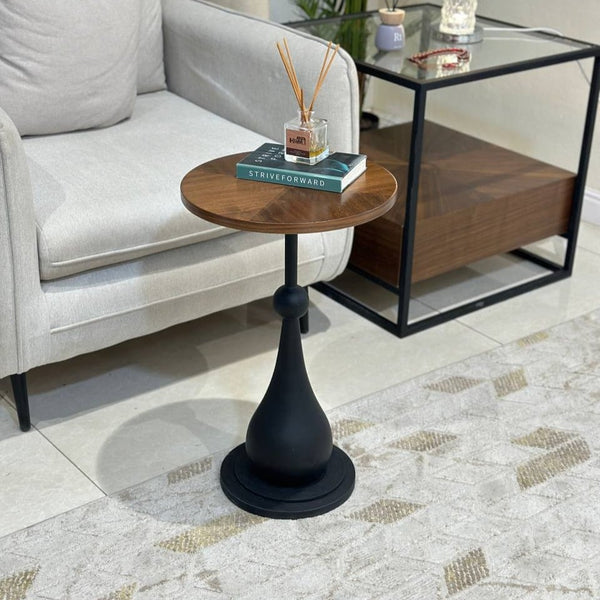 طاولة جانبية بتصميم فريد يجمع بين الأناقة العصرية والكلاسيكية