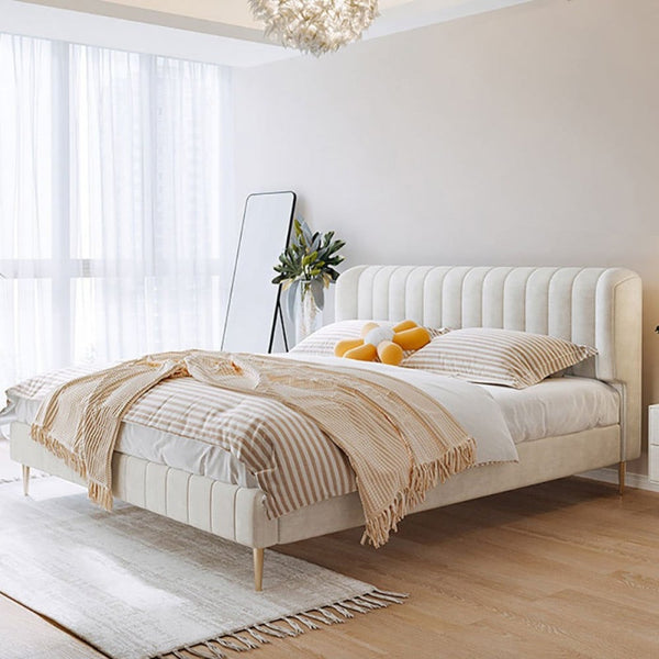 سرير من القماش بتصميم بسيط